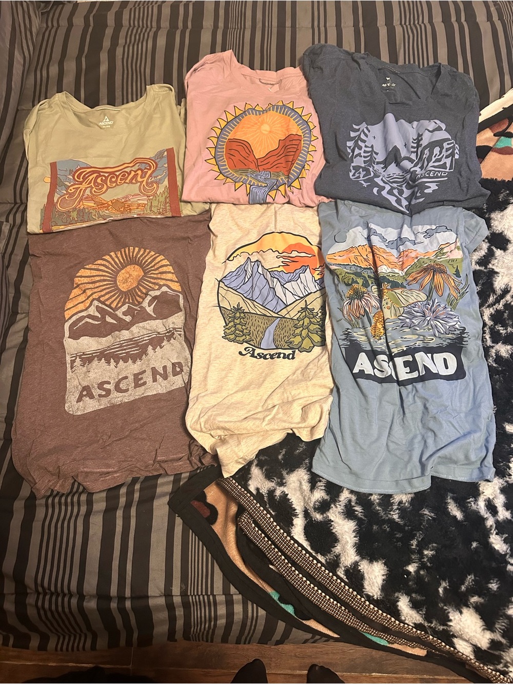 Womenโs Graphic tee bundle
